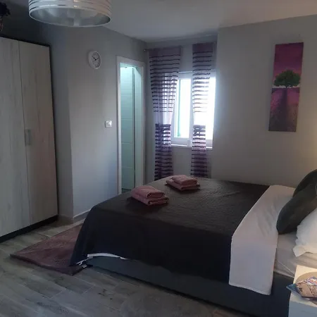 Elly Apartment